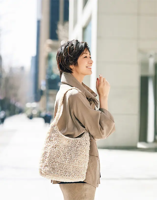 初夏の日射しにきらめくワイヤーコード×ラフィア