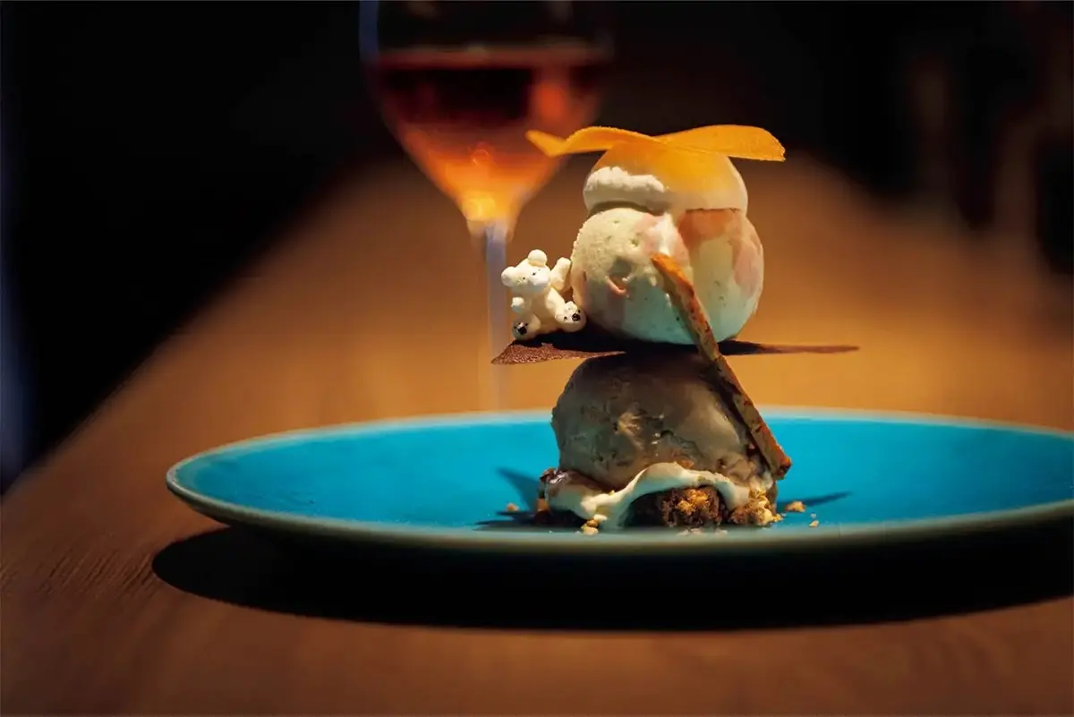 好きなジェラート2種にクリームやラスク、サブレをトッピングした「スペシャルジェラート」￥1,650