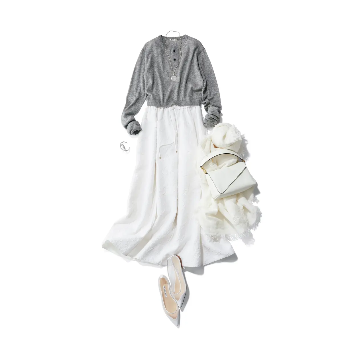 グレーニットと白スカートのコーディネート