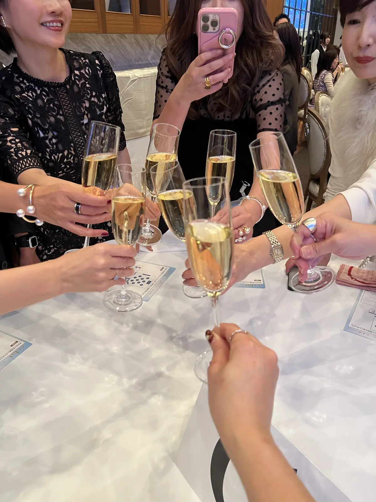 テーブルがご一緒だった皆と一緒に乾杯！