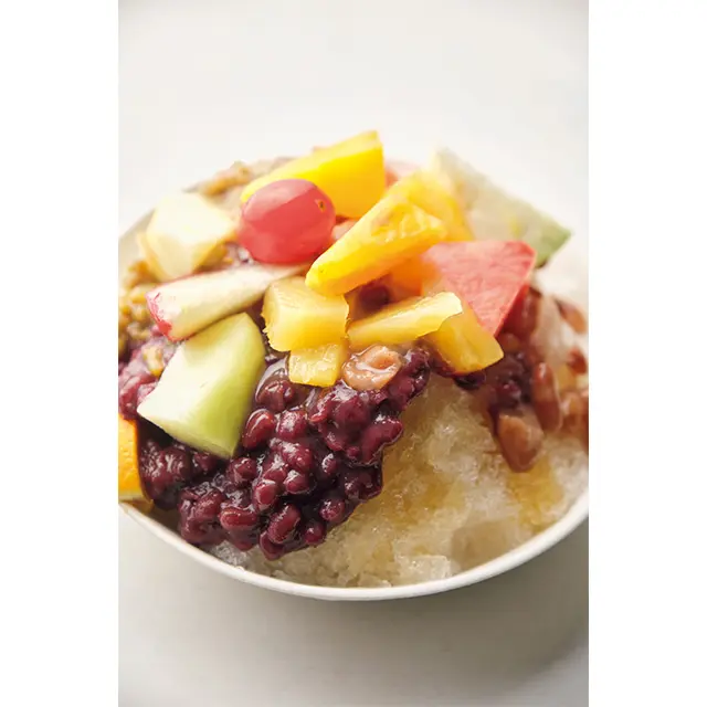 季節のフルーツをひと切れずつと、煮豆の計十数種がのった蜜豆冰（ミードウビン）NTD70。夜遅くまで営業している