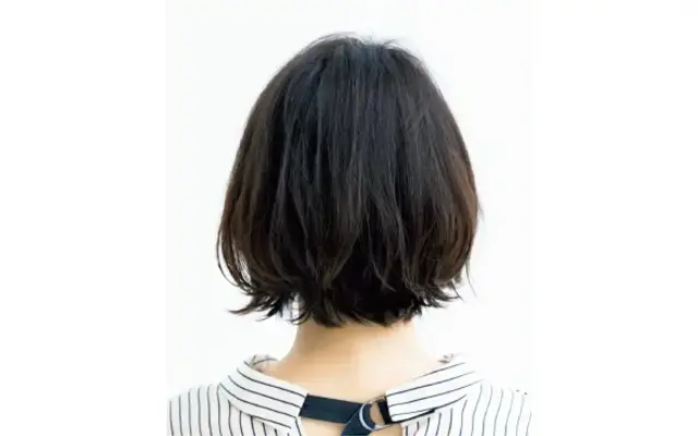 重めの前髪をプラスした「ツヤ魅せボブ」