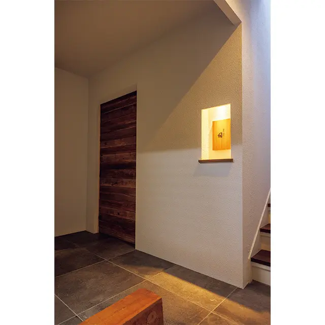 三条通に面したビルの2階にあり、京都の建築家・木島徹氏が設計デザ イン