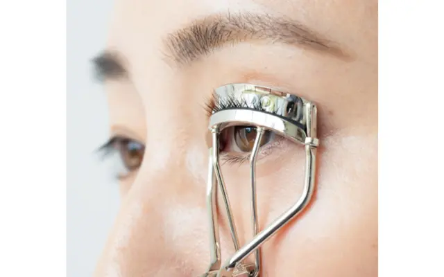 まつ毛の根元にビューラーを当て、