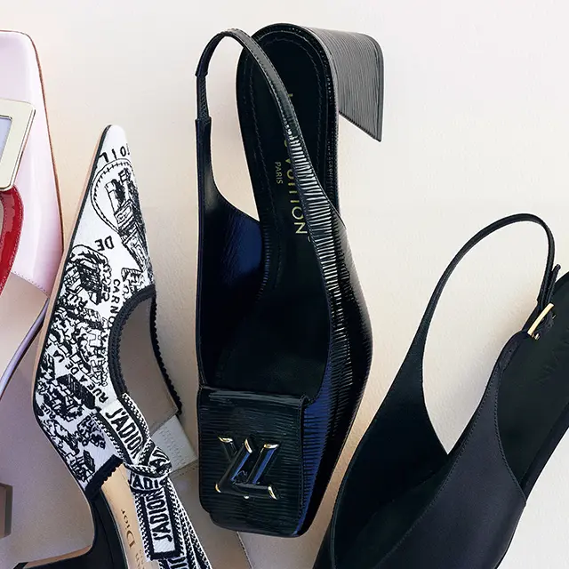 光沢のあるエピレザーのアッパーに、大きめのLVイニシャルのアクセサリー。Vシェイプを象かたどったグラフィカルなヒールも個性的だ。靴（5.5）￥160,600 ／ルイ・ヴィトン クライアントサービス