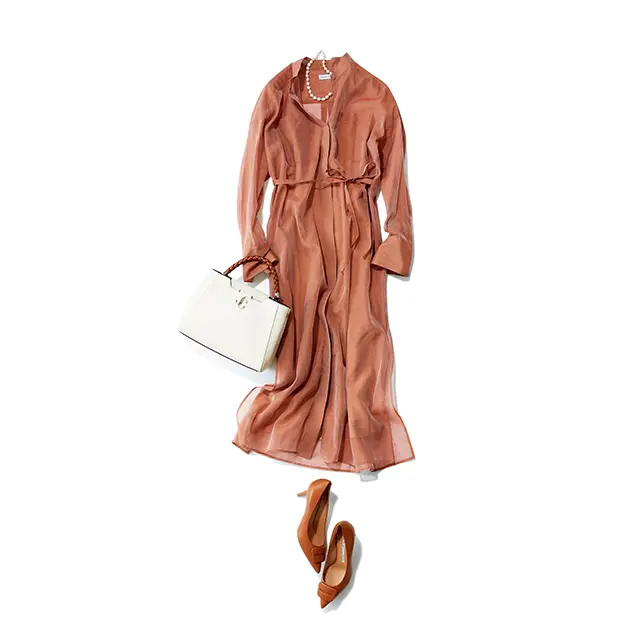 オンラインでも存在感が きわだつ、光沢と輝きを もつレンガ色オーガンジー