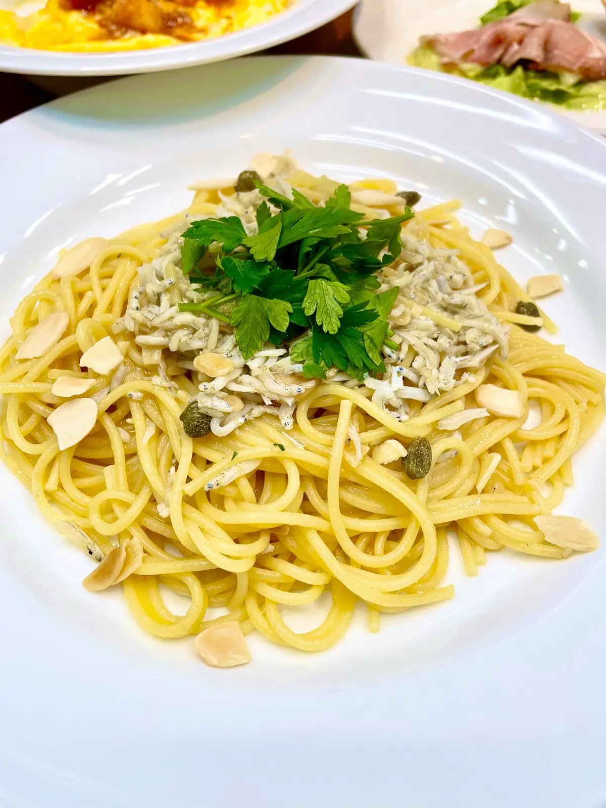 フリッタータ、イタリア風オムレツ、とろとろ卵、マリナーラソース、パルメジャーノ、パルメジャーノ・レッジャーノ、カレーパウダー、瀬戸内産、瀬戸内産釜揚げしらす、サラダ、ライムドレッシング、ローストポーク、ライ麦パン、トースト、オリーブオイル、岩塩、レタス、バジル、イタリアン、前菜、卵料理、オムレツ、ホタテ、貝柱、トマトソース、ミートソース、カレー風味、パスタ、しらす、釜揚げしらす、シラス、アーモンド、スライス、アーモンドスライス、ケッパー、イタリアンパセリ、アンチョビ、シチリア風、シチリア風スパゲッティ、シチリア風パスタ、スパゲッティ、アルデンテ、ピリ辛、ペペロンチーノ、イタリア料理、メイン