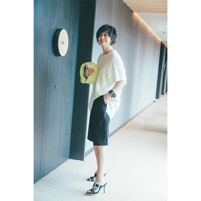 2年間のスニーカー生活に変化が！新たに手にしたのは「ビジューつきヒール靴」【富岡佳子 夏のプライベート・スタイル】