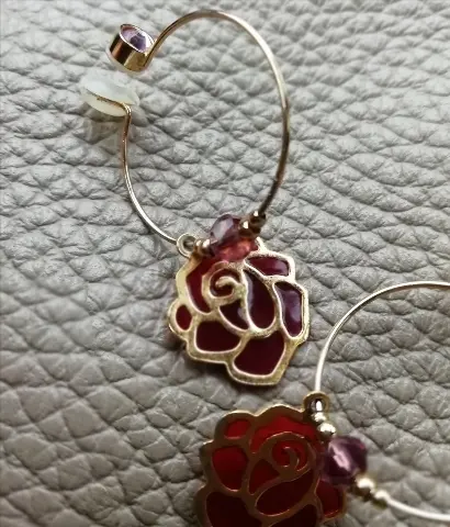 お気に入りの薔薇のイヤリングを身に着けて。気合いが入っております。