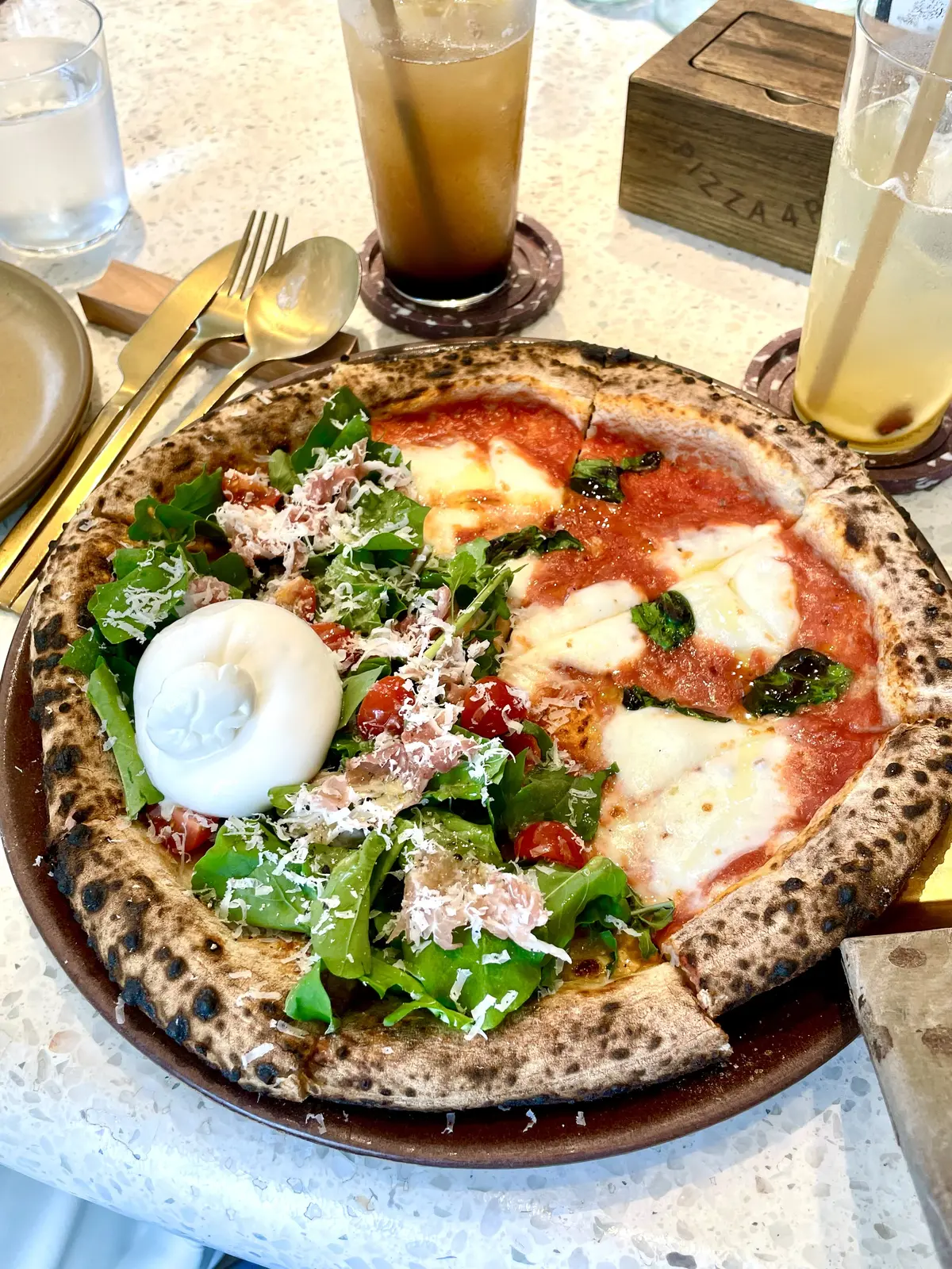 ブッラータの乗ったピザ