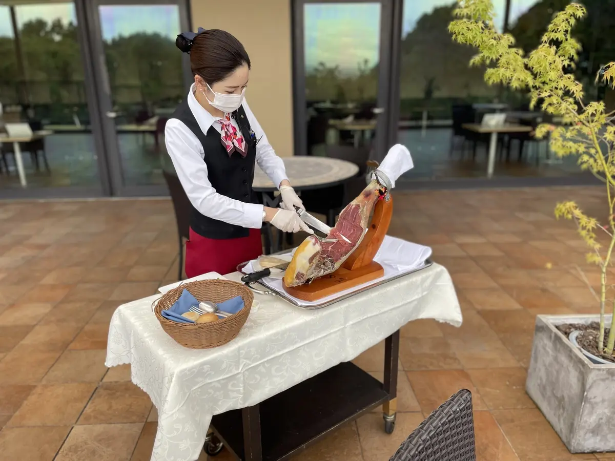 黒ジャケットにイージー艶ラインパンツで岡の画像_5