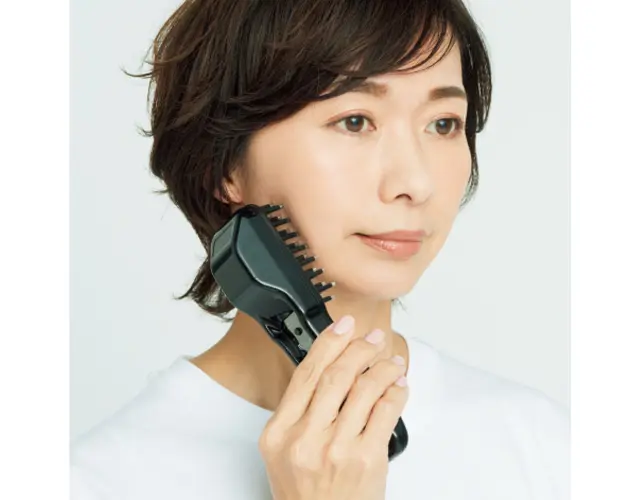 頰はらせんを描きながら斜めに引き上げ