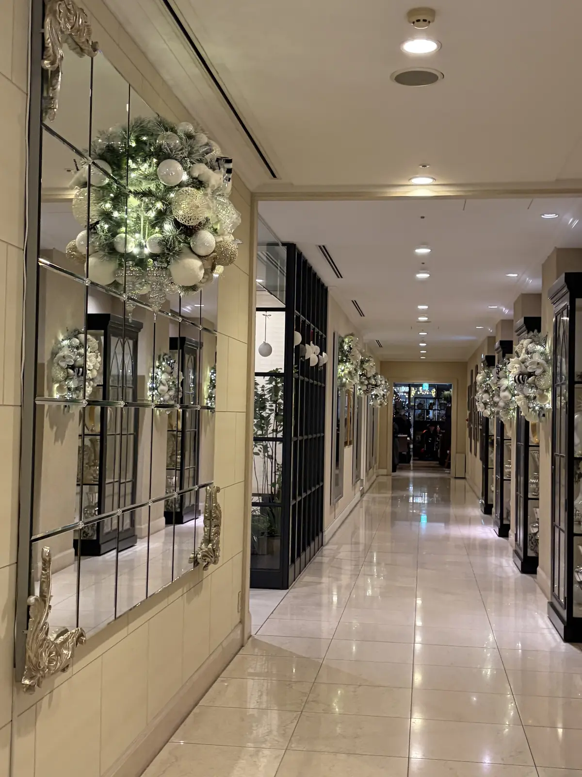 会場へと続く、美しい「ザ ストリングス 表参道」の廊下