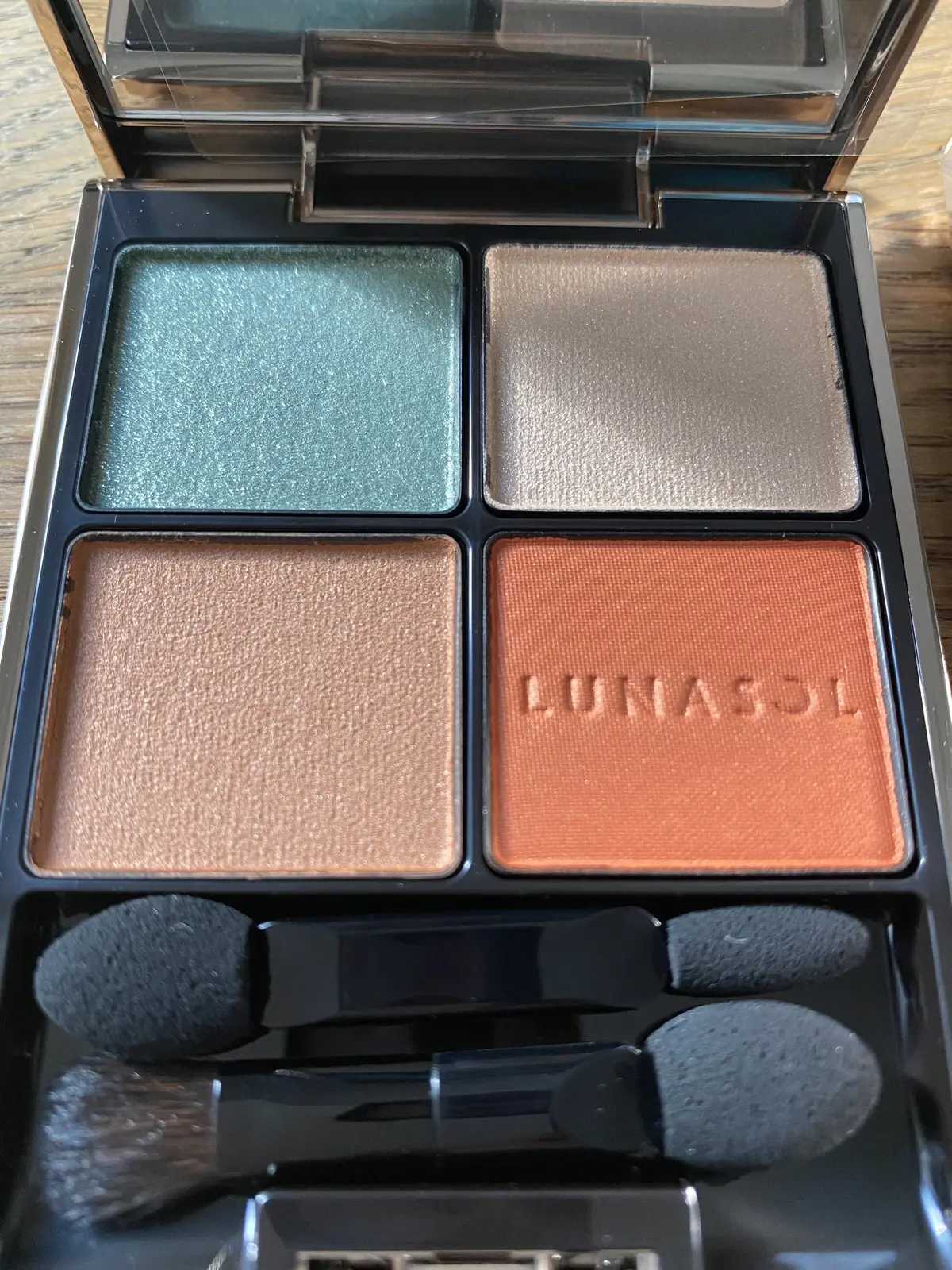 春色アイシャドウ×ベージュコーデの画像_2