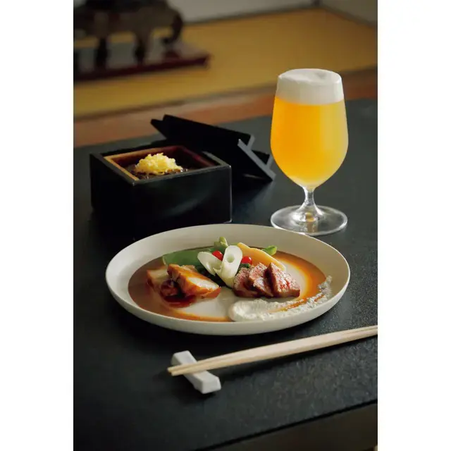 メインは、豊作和牛のヒレステーキと柳川美豚の伯爵エール煮込みをひと皿に盛り込んで。