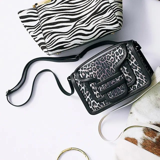 こまやかなレオパード柄なら迫力も控えめ。ブランドのアイコニ ックなバッグの新しい表情に注目して。