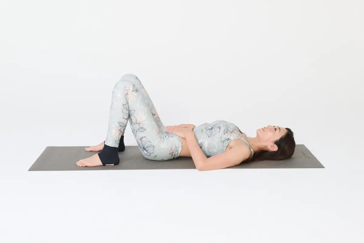 OurAge×Webエクラ　ぽっこり下腹に効果的＜骨盤リセットのポーズ＞