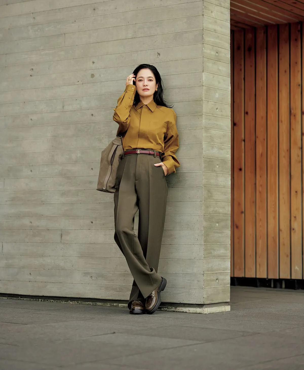 端正なジェントルパンツは ニュアンスカラーを重ねて豊潤