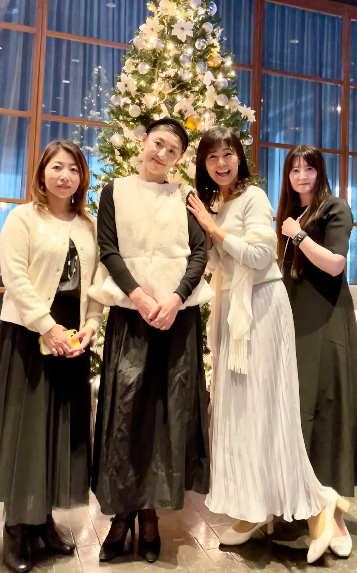 赤、赤スカート、赤ロングスカート、ブラウス、白ブラウス、黒、ブラック、ブラックコーデ、ドレスコード、白ドレスコード、XEX日本橋、イタリアン、イタリア料理、XEX日本橋、イタリアン、イタリア料理、Jマダム、白ロングスカート、タイトスカート、白ロングタイトスカート、白ファーベスト、ファーベスト、ベスト、シャネル、シャネルブローチ、ボブ、ロングボブ、ボブヘア、パーティーヘア、ロングヘア、アップスタイル、エコファー、フェイクファー集合写真、記念写真、個室、貸し切り、舞台、日本橋、三越前、日本橋室町野村ビル、ワイン、ブュッフェ、飲み放題、食べ放題、フリーフロー、パーティー、貸し切りパーティー、立食パーティー、クリスマスパーティー、談笑、シルバー、シルバースカート、ロングスカート、シルバーロングスカート、スカートコーデ、冬服コーデ、冬コーデ、パーティーコーデ、白、ショール、白ショール、シルバーニット、ニット、ニットコーデ、冬コーデ、Jマダム、集合写真、記念写真、個室、貸し切り、舞台、日本橋、三越前、日本橋室町野村ビル、ワイン、ブュッフェ、飲み放題、食べ放題、フリーフロー、パーティー、貸し切りパーティー、立食パーティー、クリスマスパーティー、白ヒール、パンプス、ヒール、パンプス、白パンプス、黒ヒール、黒タイツ、、ツリー、クリスマスツリー、イルミネーション、