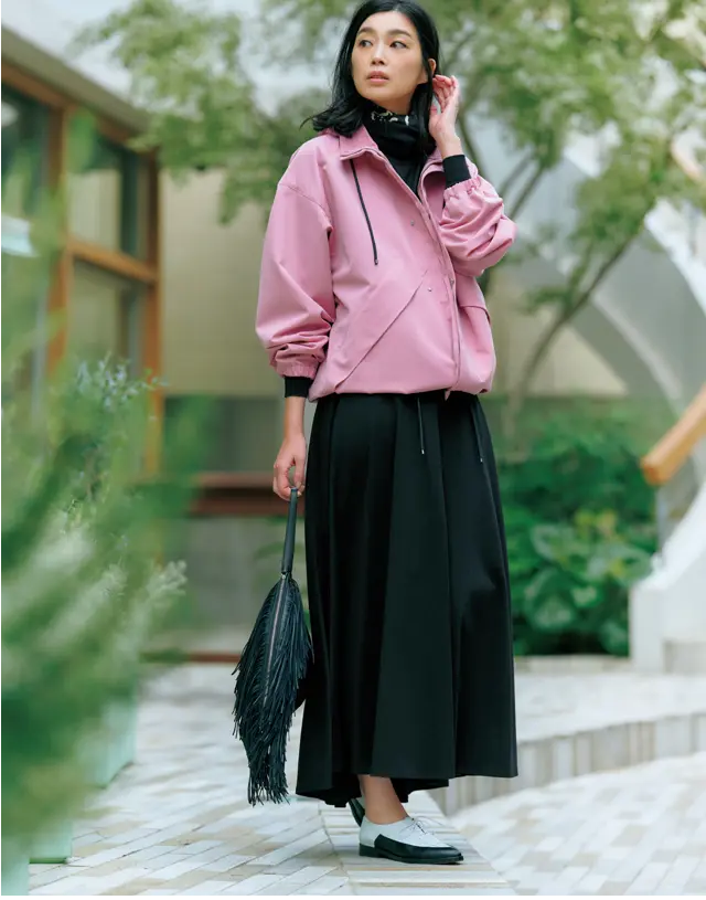 50代が春に買うべきアウターは「落ち感トレンチ」と「薄軽スポーティアウター」