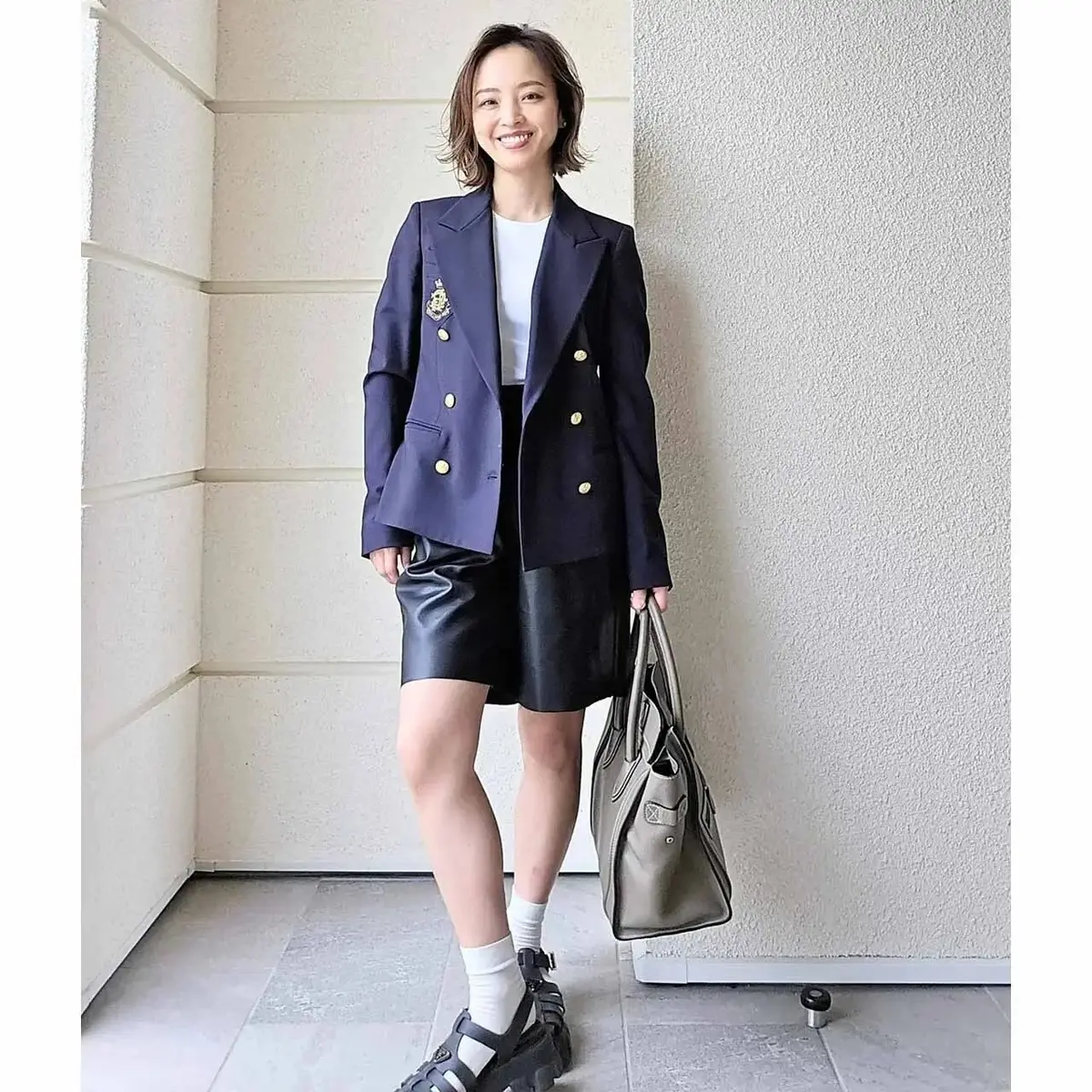 【50代のTシャツコーデ5選】シンプルな白Tから華やかなプリントTシャツまで！ラフになりすぎずに手持ち服との相性も抜群