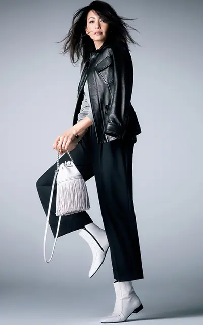 スポーティカジュアルなスタイルにさし色の白のショートブーツ