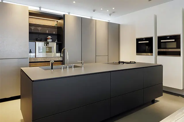 バックキャビネットの扉材はアルミを 電解着色させたもの。