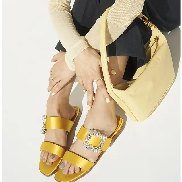 顔まわりに、指先に、足もとに。イエローは重ねるほどに魅力を増す