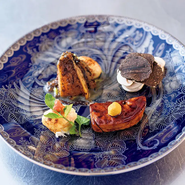 鳳凰が描かれた器で提供されるひと皿