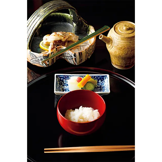 コースの最後に登場する焼き物と土鍋で炊いた白ごはん、船場汁。