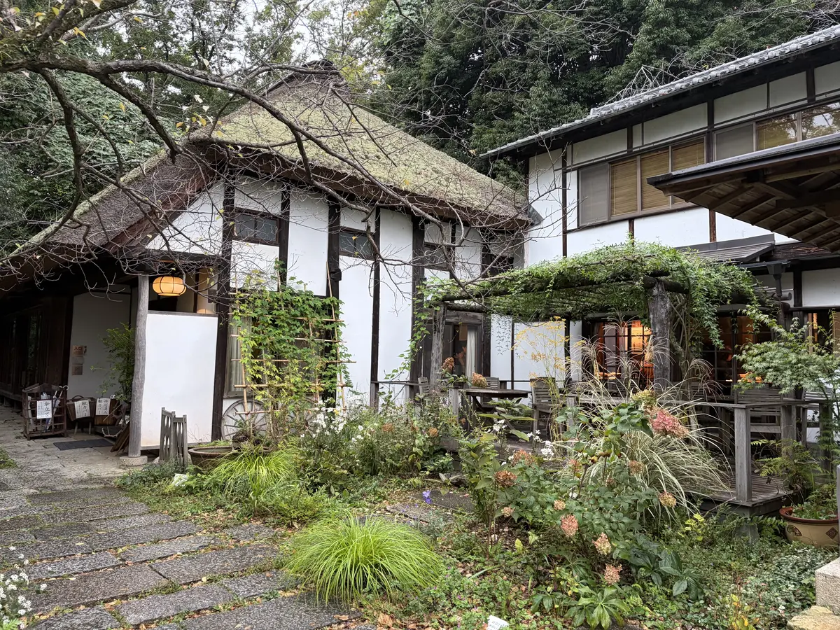 緑に囲まれ、落ち着いた雰囲気の武相荘