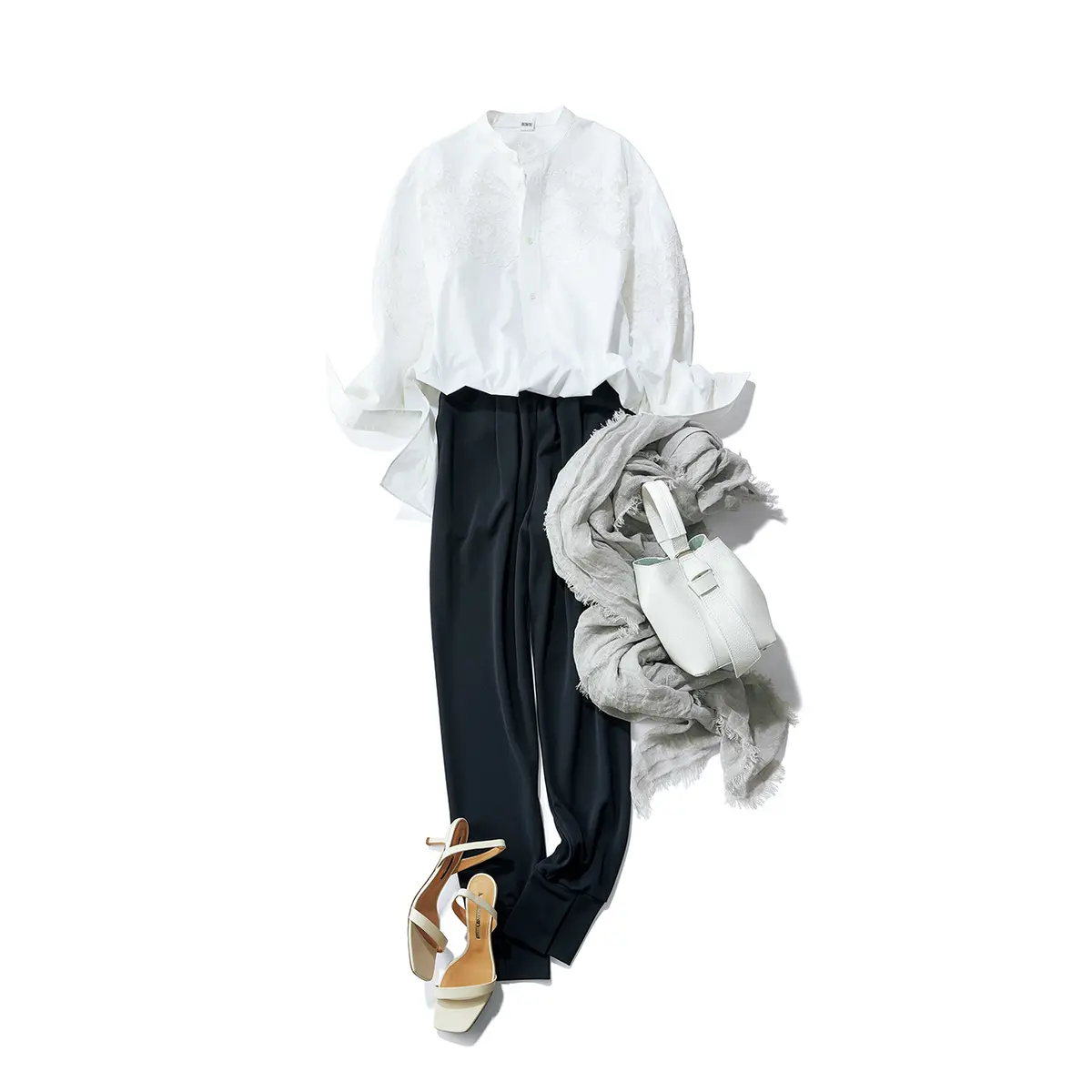 白シャツとネイビーパンツのコーデ