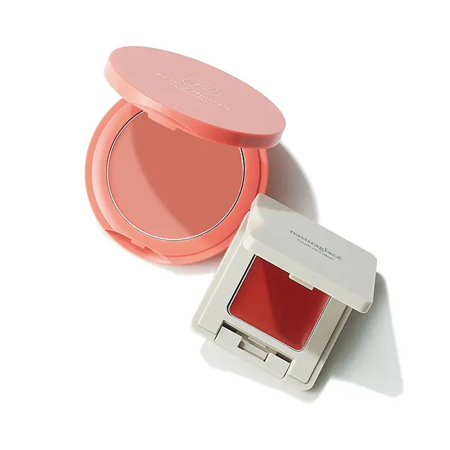 （右）ナチュラグラッセ タッチオンカラーズSPF17/PA++　02C ￥3,200 ／ネイチャーズウェイ　（左）オンリーミネラル N by ONLY MINERALS ミネラル ソリッドチーク コンプリート 01 ￥3,200 ／ヤーマン