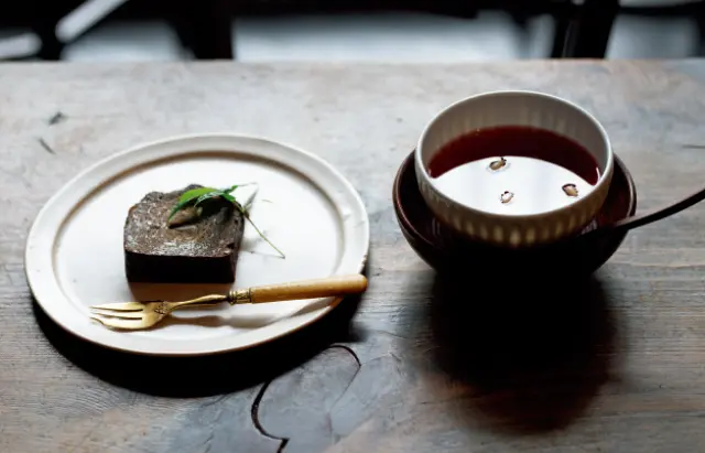 はと麦やハスの実、クコの実などを使った「禅食ケーキ」¥500と「韓方茶」¥700