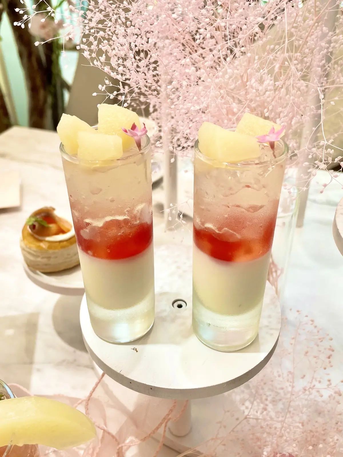 表参道、HAUTE COUTURE CAFE表参道、HAUTE COUTURE CAFE、オートクチュールカフェ、ピーチアフタヌーンティー、桃のアフタヌーンティー、桃パフェ、パフェ、ピンク、ピンクのワンピース、ワンピース、ノースリーブワンピース、ワンピースコーデ、ロングヘア、黒髪、可愛いアフタヌーンティー、美味しいアフタヌーンティー、豪華なアフタヌーンティー、お花の世界、店内、スイートピー、かすみそう、霞草、かすみ草、スイーツ、ムラングシャンティ―、マンゴー、パッション、生クリーム、クリーム、花びら、バラ、バラの花、バラの花びら、可愛い、パンナコッタとペッシュのグラスヴェリーヌ、パンナコッタ、桃、ピーチ、
