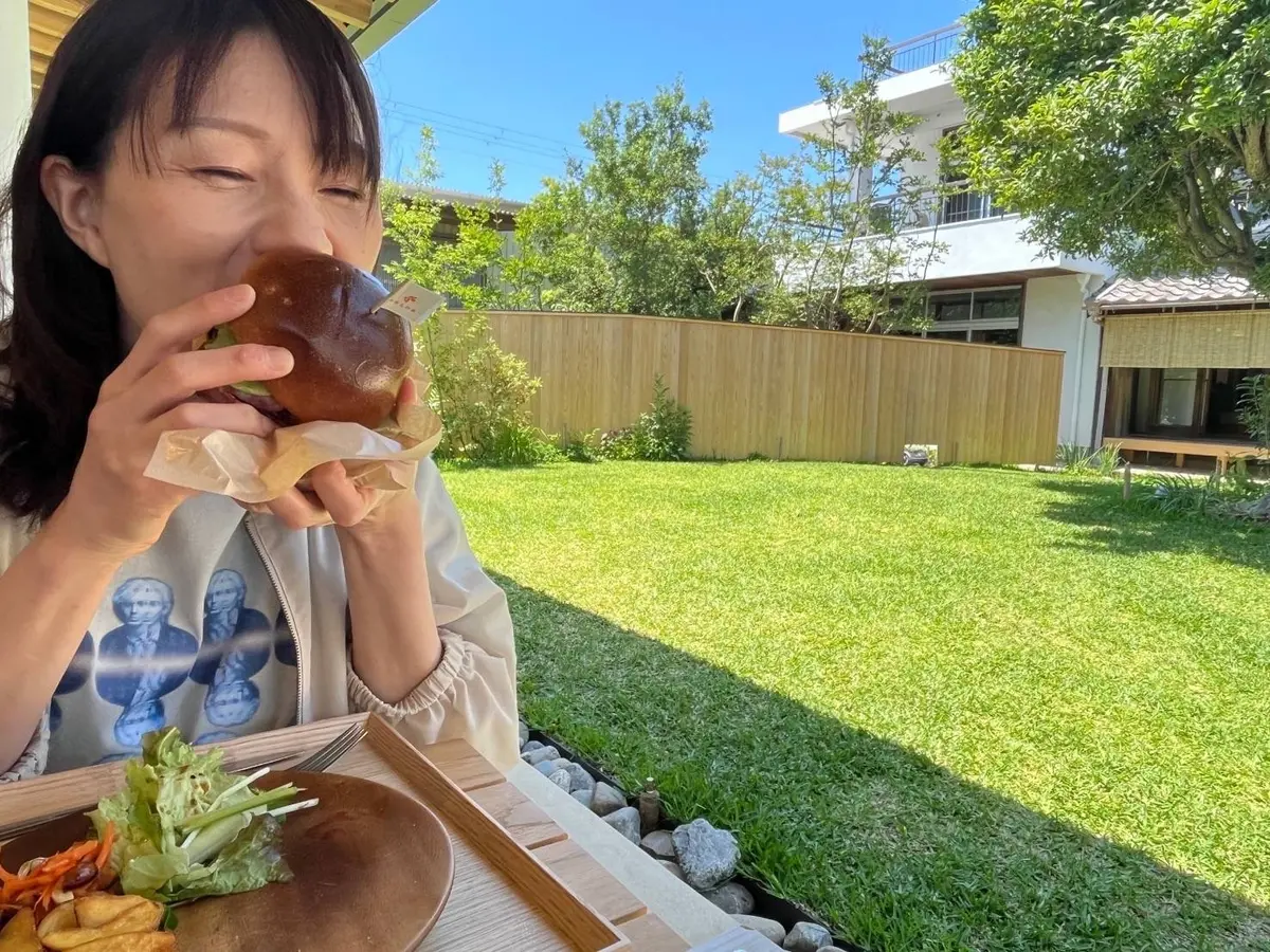風が気持ちいいテラス席で幸せのガブリ‼