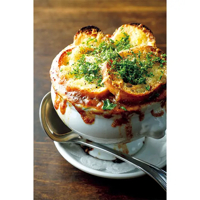 通常はコンソメやフォンドヴォライユを使う ことが多いが、テールスープで作ることでより 濃厚な味わいに