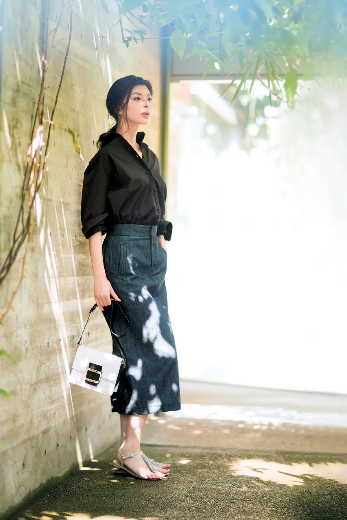 鎖骨まわりを美しく見せる「襟抜きのシャツの画像_1