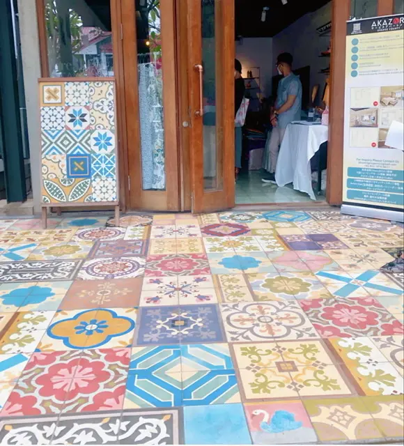 ショップ入口　タイル床