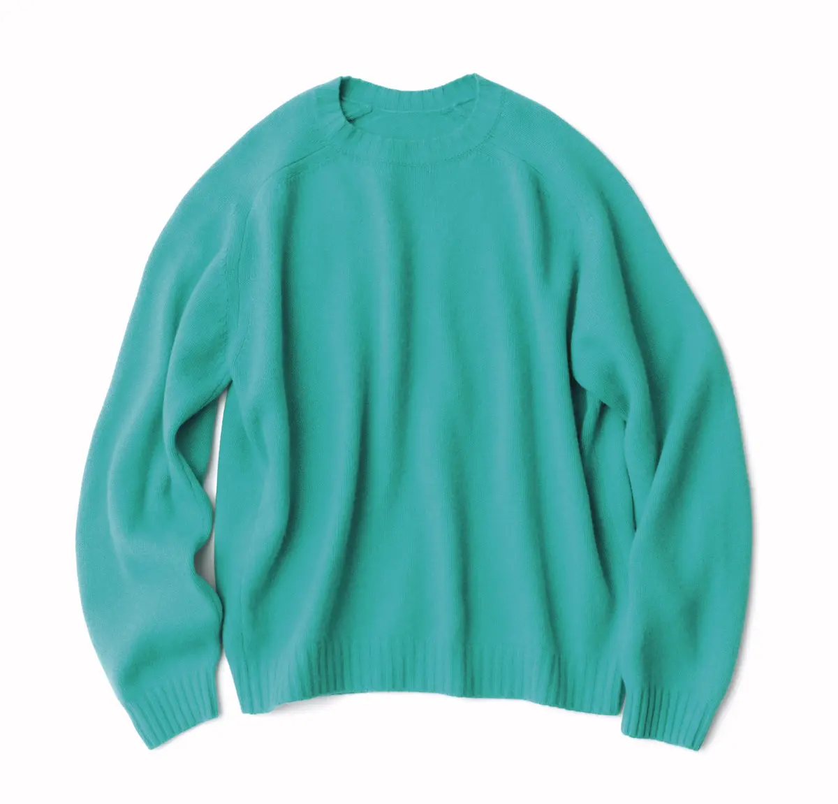 澄んだターコイズブルーで フレッシュに気分転換！視線 を集めるビビッドカラーは、極上のベビーカシミヤで 取り入れるのが大人のこだわり。まずはデニム合わせ でクリーンなカジュアルを実践。ニット￥66,000／エ グジステンス（キャッシュアンドバルバ）