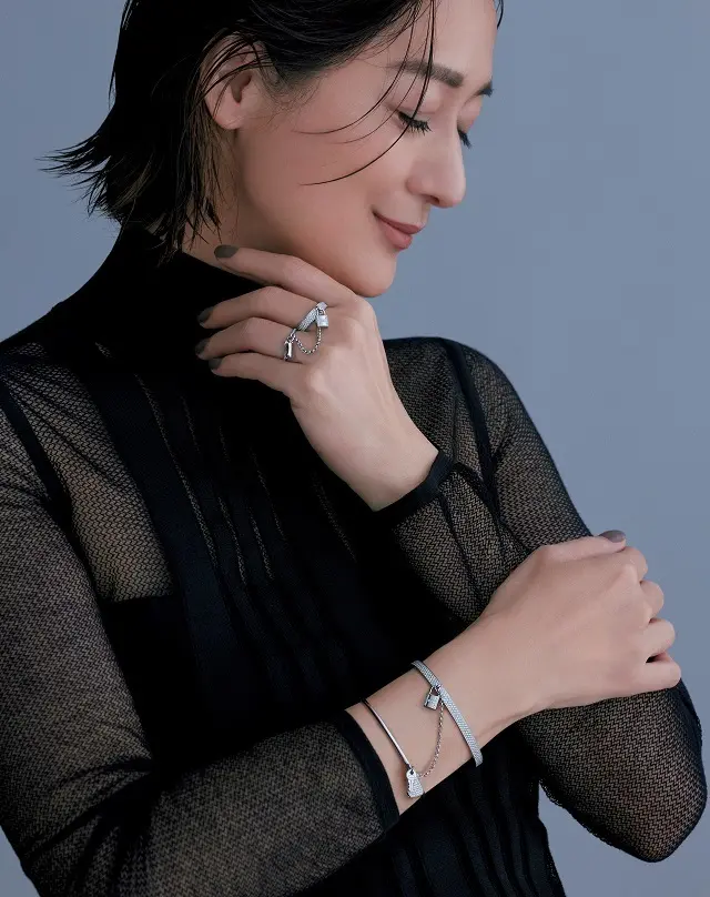 つながり合う純白のカデナと眩いクロシェットの可憐なペア