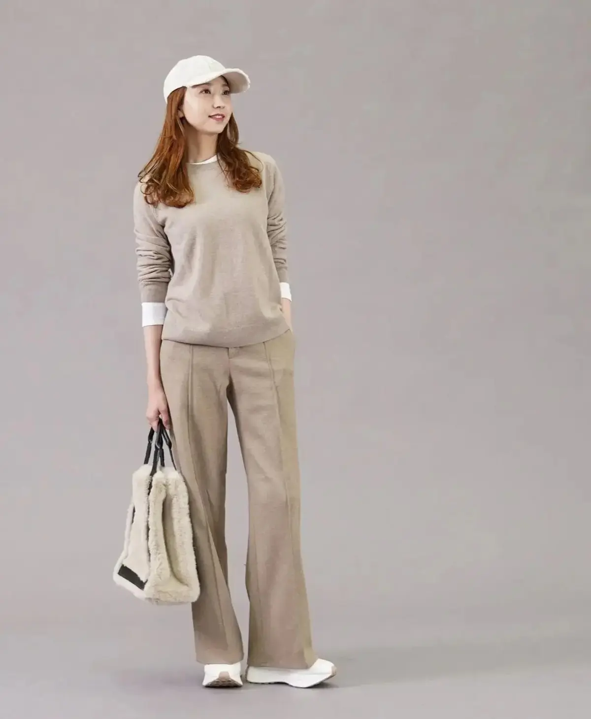 【50代 3月におすすめスニーカーコーデ15選】歩きやすく快適なスニーカーで新しい季節の足もとをおしゃれに！