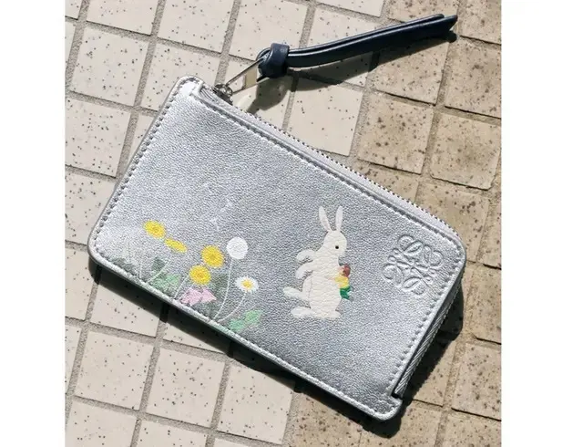 思わず笑顔になる愛らしいデザインに注目！「ロエベ×スナ・フジタ」のコラボ財布