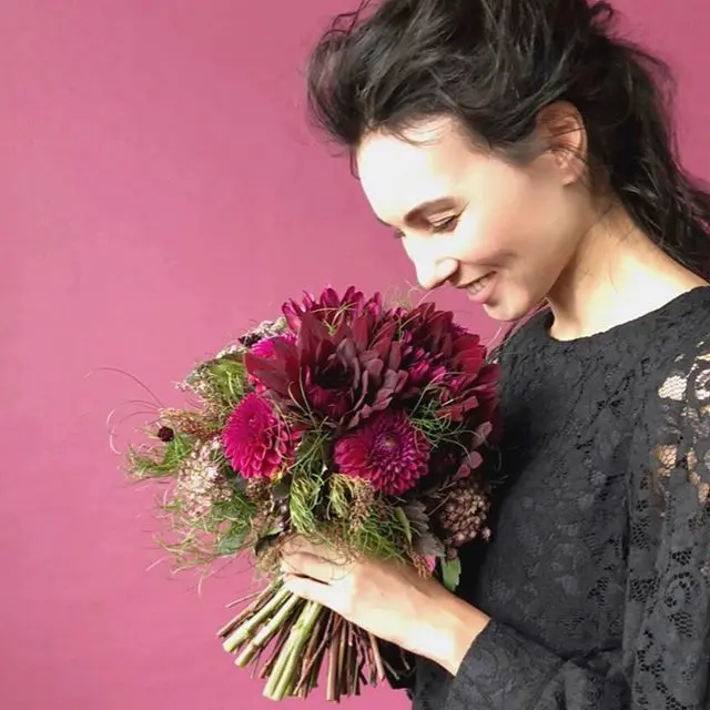 艶やかで気品あるダリアのブーケの画像_2