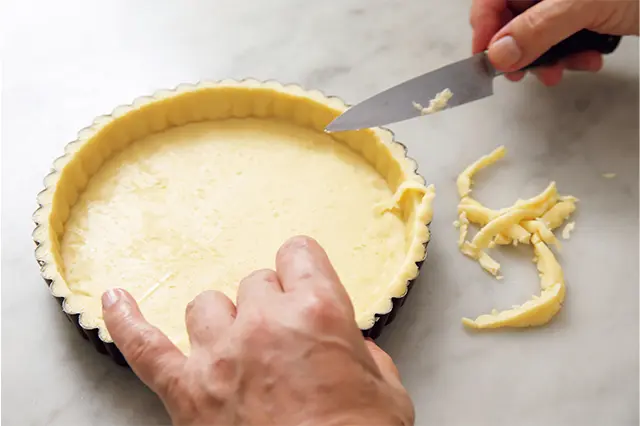 ナイフを内側から外にすべらせ るように動かし、余分を切り取る。