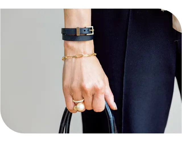 ゴールドのチェーンとレザーバングルの重ねづけに、大粒パールのリングを