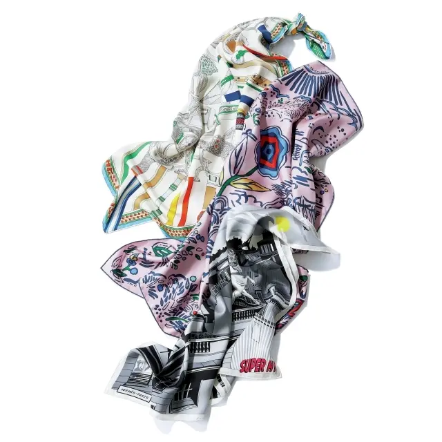 カレウォッシュ90「エトリエの競演」（90×90㎝）¥62,700・カレ90「春の島」（90×90㎝）¥60,500・一番下は大草さん着用分と同じ／エルメスジャポン（エルメス）