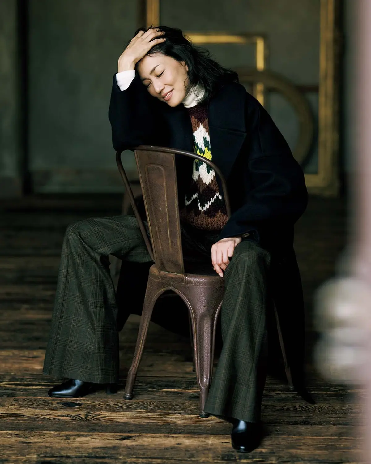 トラッド柄のニットが 引き立てるリュクスなピーコートの新しい魅力