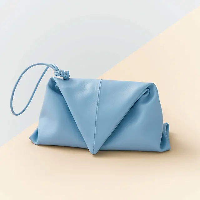 ボッテガ・ヴェネタのクラッチバッグ「BV エンベロープ」