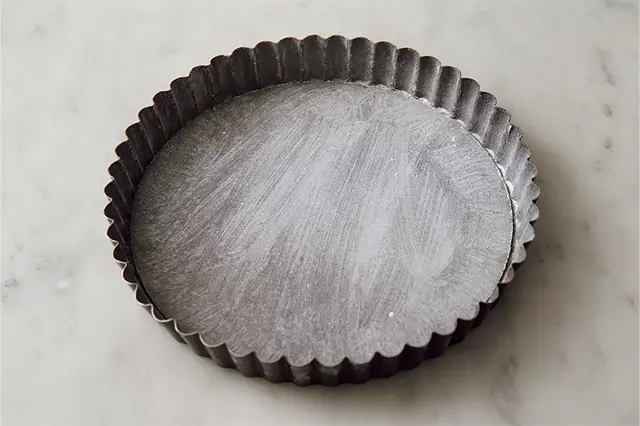 型に軟らかくしたバター（分量外） を塗り、冷蔵庫で冷やし、強力粉 （材料外）をふり、余分な粉は落とす。